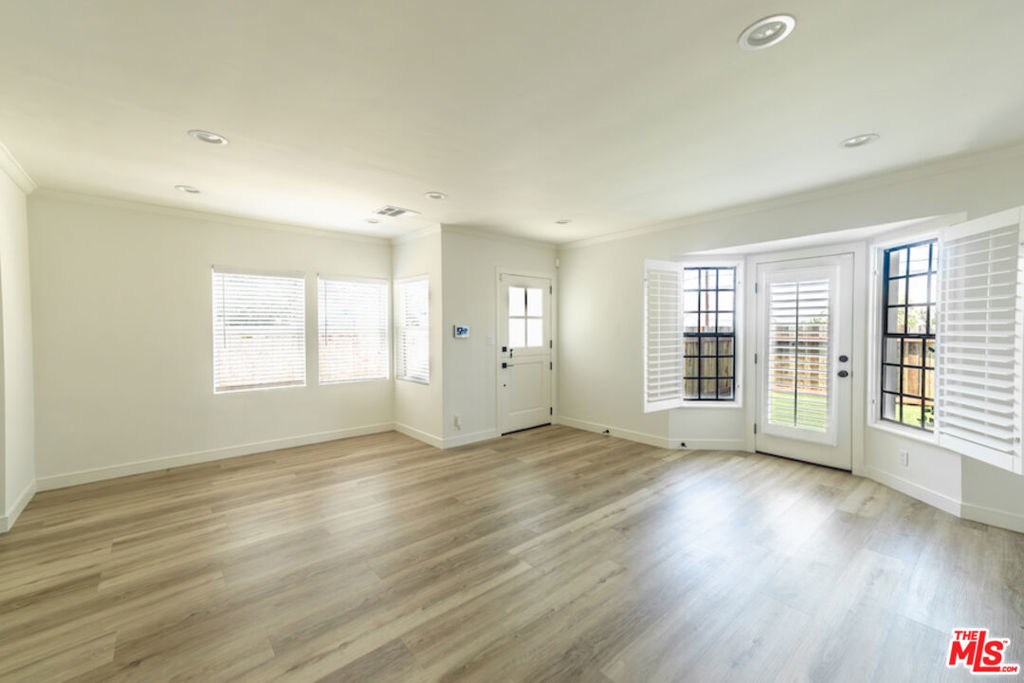 5222 N Whitsett Avenue