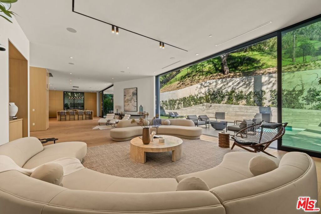 1508 Roscomare Road