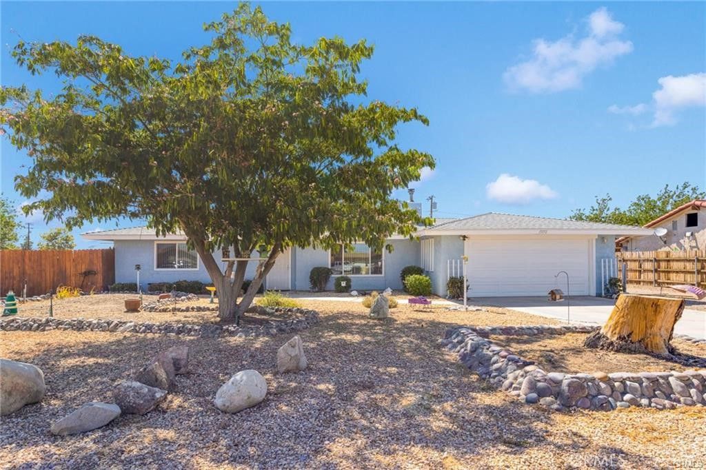 Photo of 15192 Osage Road, Apple Valley, CA 92307 (MLS # HD25245368)