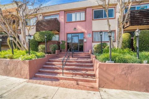 Photo of 5403 Newcastle Avenue #12, Encino, CA 91316 (MLS # SR25244563)