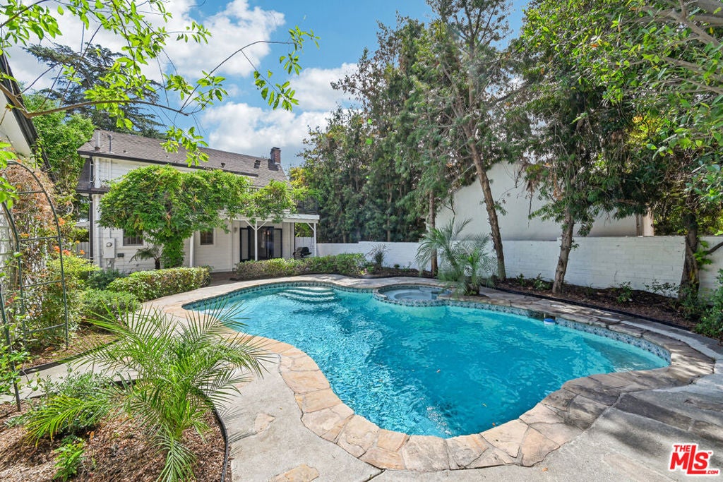 331 W Roses Road