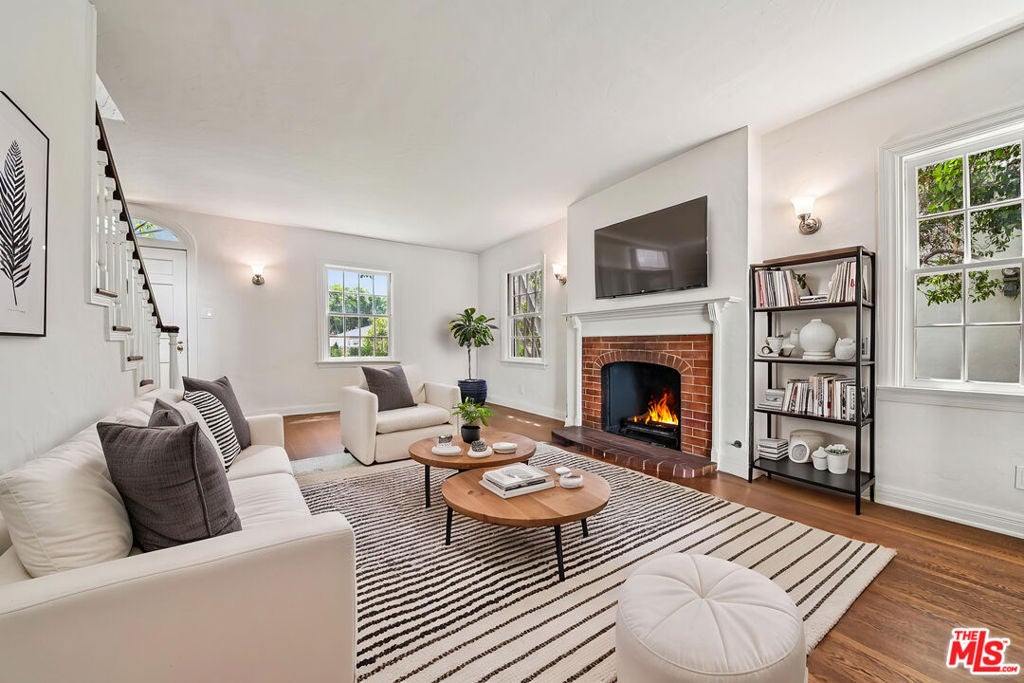 331 W Roses Road