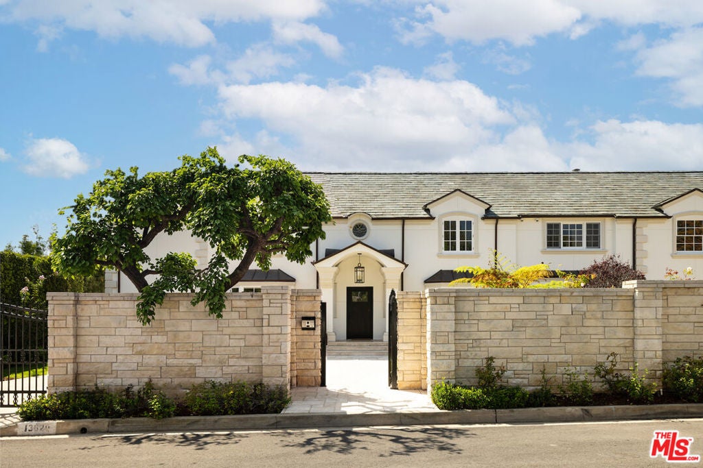 Photo of 13620 Romany Drive, Pacific Palisades, CA 90272 (MLS # 26991871)