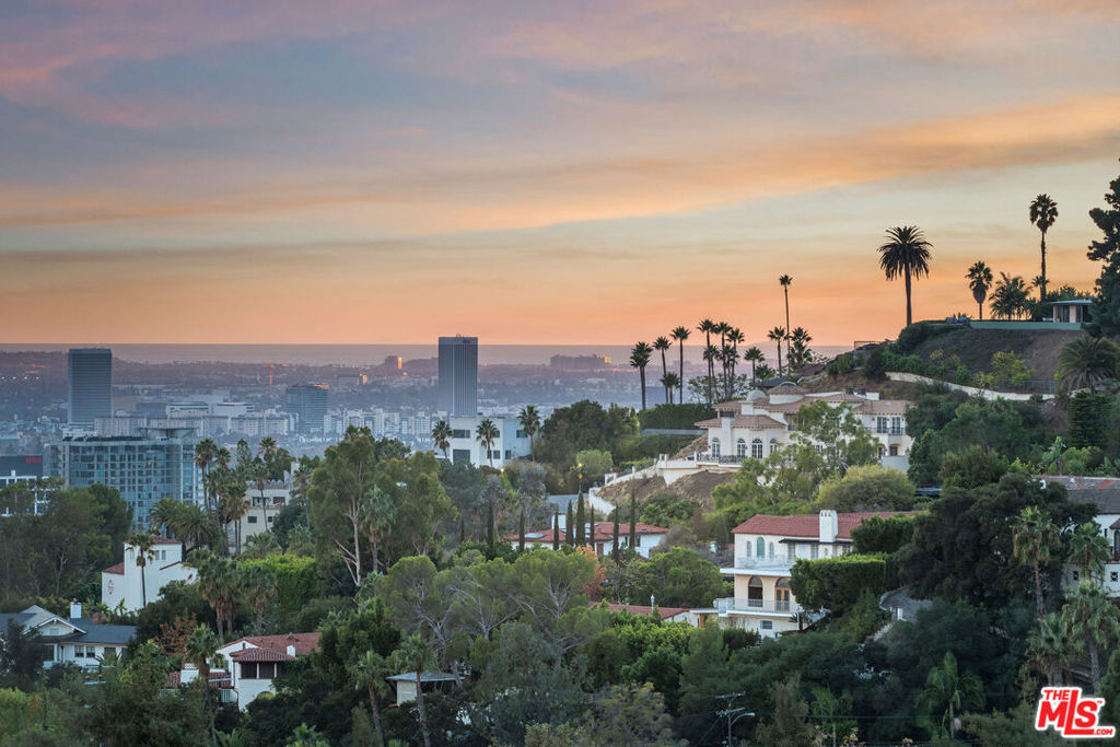 2315 N Hobart Boulevard