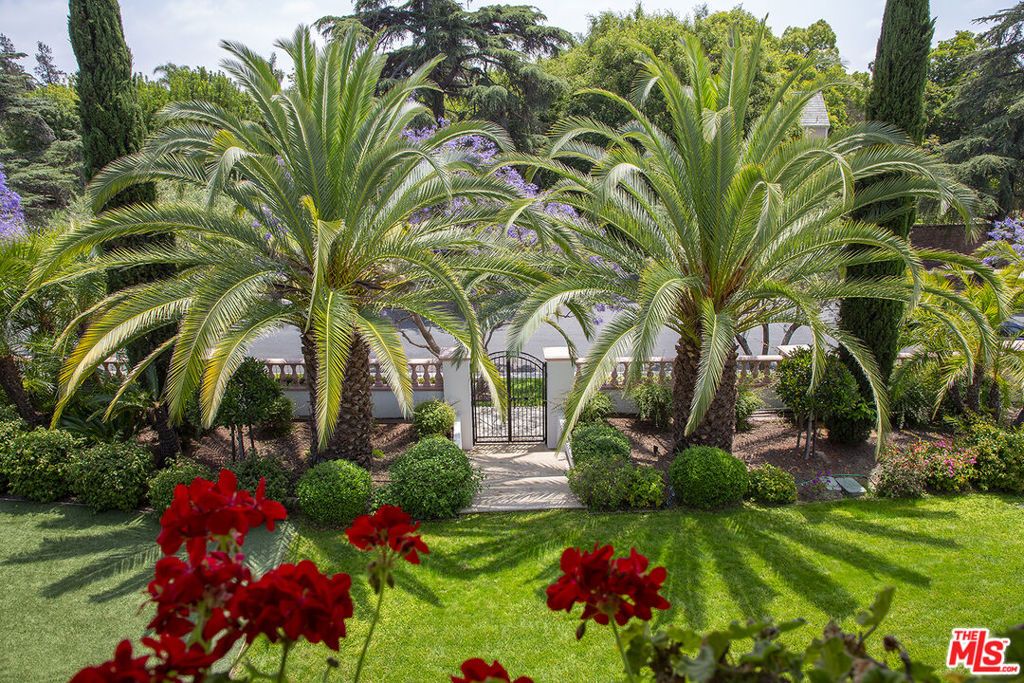 Photo of 107 Fremont Place, Los Angeles, CA 90005 (MLS # 25550785)