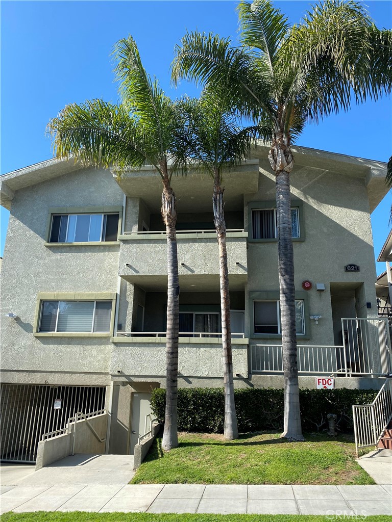 Welcome to 621 E Olive Ave #106, a spacious 3-bedroom, 3-bathroom condo offering 1,770 sq ft of living space in the highly desirable city of Burbank. This property represents a rare short sale opportunity and is perfectly suited for buyers, investors, or renovators looking for a project with incredible upside potential. While the home is in need of a complete remodel, its generous floor plan and prime location provide the perfect foundation to create something truly special. Inside, you’ll find an expansive layout with great natural light and plenty of room to reimagine each space to your taste and style. The open living and dining areas, spacious bedrooms, and multiple bathrooms allow for endless design possibilities, whether you’re looking to modernize for personal use or renovate for resale. Located in a vibrant neighborhood, this condo is just minutes from Burbank’s shopping, dining, studios, parks, and entertainment, as well as convenient freeway access for commuting. With its combination of size, location, and value, this property is a blank canvas waiting to be transformed into a dream residence or profitable investment. Don’t miss this chance to take advantage of one of Burbank’s best opportunities—perfect for those ready to put in the work and unlock the home’s full potential.