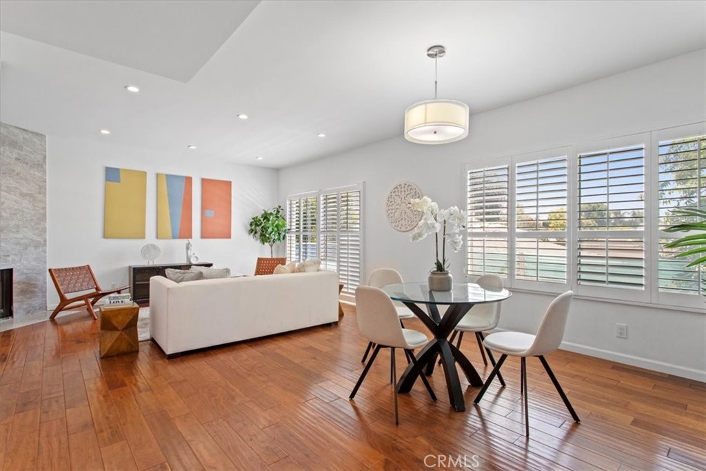 Properties 2 5324 N Kester Ave 12