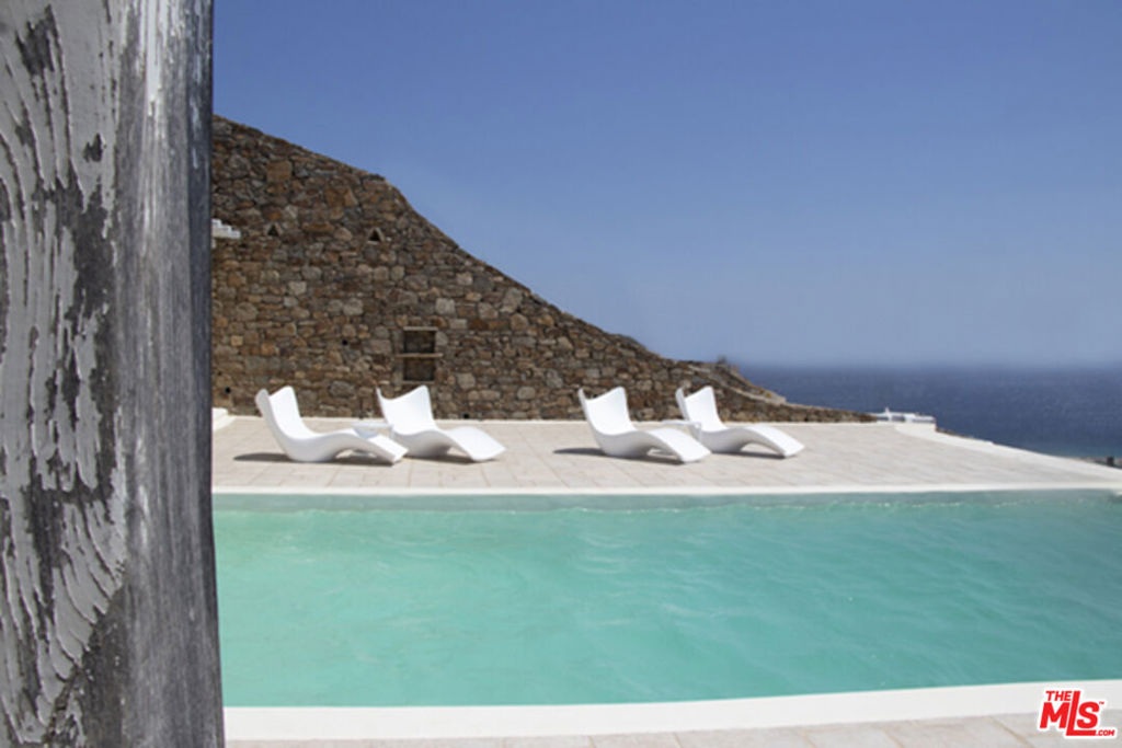 0 E MYKONOS, GREECE