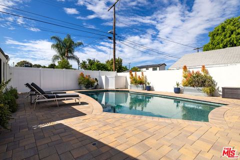 19432 Hartland Street Reseda CA 91335