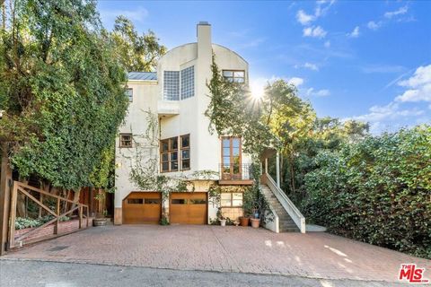 Photo of 9864 Yoakum Drive, Beverly Hills, CA 90210 (MLS # 26636189)