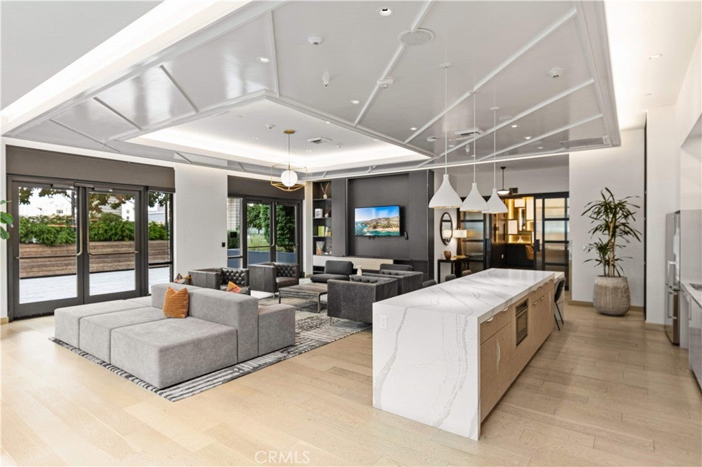 400 S Broadway 1607