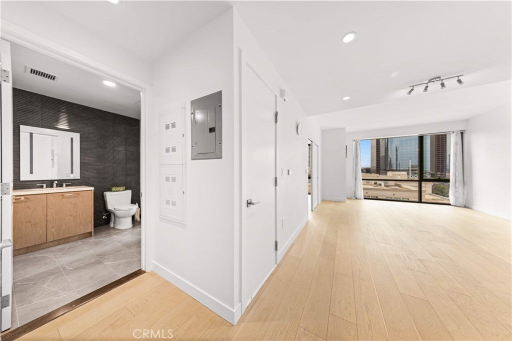 400 S Broadway 1607