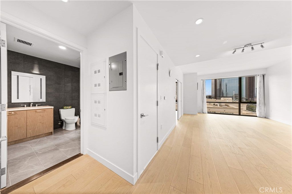 400 S Broadway 1607