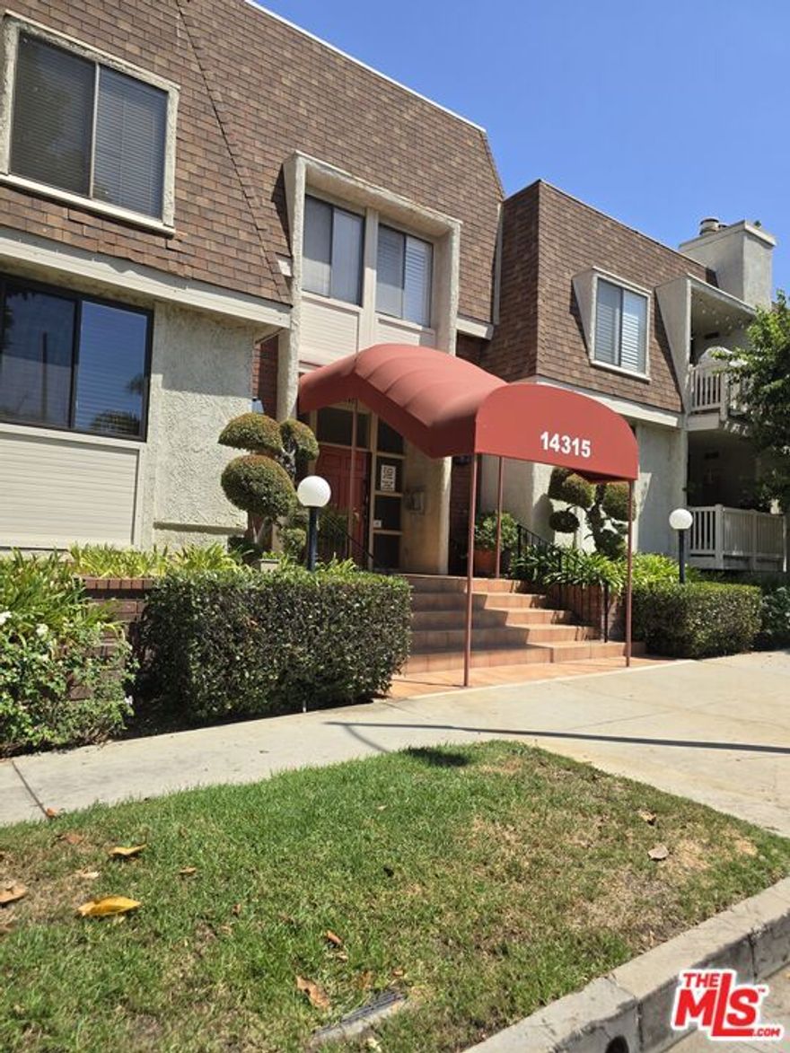 GREAT LOCATION LARGE 2+2 CONDO IN SHERMAN OAKS - WALKING DISTANCE FROM WESTFIELD MALL - BLOOMINGDALES - TRADERS JOE - VERY GOOD CONDITION WELL MAINTAINED - READY TO MOVE IN - OWNER WILL VACATE IN 30 DAYS - BRIGHT & SPACIOUS SINGLE LEVEL UNIT IN SECURITY COMPLEX, THIS UPDATED UNIT HAS 2 SPACIOUS BEDROOMS LIKE MASTER SUITE, LARGE LIVING AND DININGS ROOM. UPDATED KITCHEN & HALLS, SMOOTH CEILINGS, EAT-IN KITCHEN, WASHER & DRYER IN UNIT. LARGE BALCONY, BLDG. HAS POOL, SPA, REC. ROOM. GARAGE PARKING - SHOWING WILL START IN 30 DAYS -