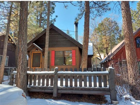 Photo of 326 Holmes Ln, Sugarloaf, CA 92386 (MLS # PW26013690)