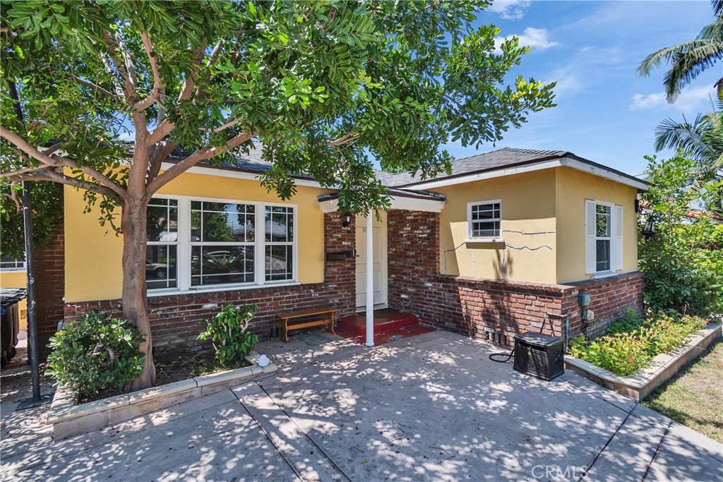 Welcome to 3932 Hill St, Huntington Park! This property offers a unique investment opportunity featuring a main home with 2 bedrooms and 1 bathroom, plus a fully permitted accessory Dwelling Unit (ADU) with 1 bedroom, 1 bathroom, and kitchen. Perfect for generating rental income or multi-generational living, this property provides versatility and long-term value. Situated on a spacious lot in a convenient location near schools, shopping, dining, and easy freeway access, its excellent opportunity for investors or owner-occupants seeking supplemental income.