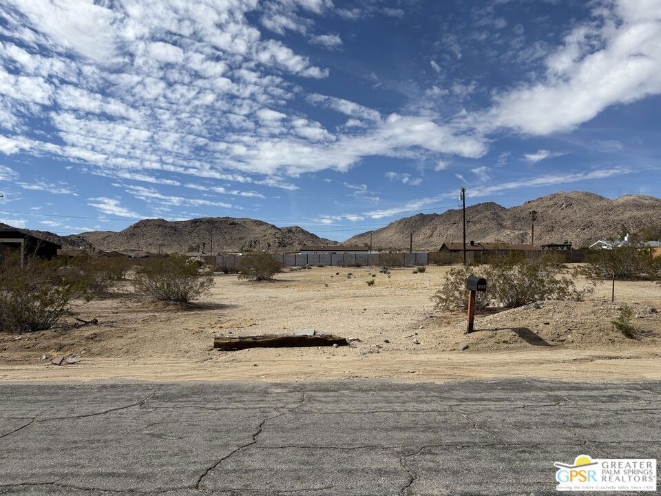4758 Avenida La Flora Desierta