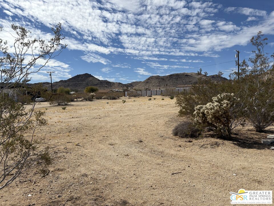 4758 Avenida La Flora Desierta