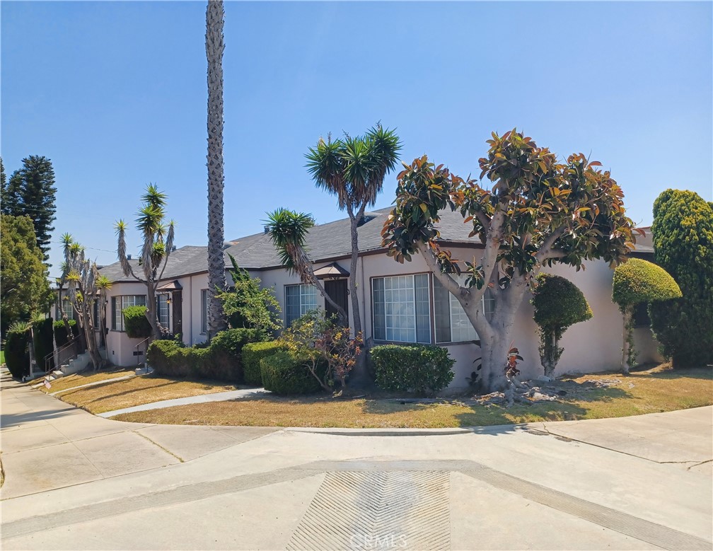 1 Bedroom / 1 Bathroom unit in a 4 unit building. Cross Streets are Slauson and Overhill. New flooring, paint, kitchen cabinets and bathroom vanity. There is a one car detached garage for parking.