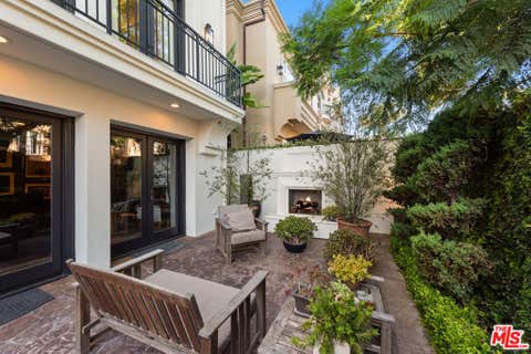 Photo of 123 Channel Pointe Mall, Marina Del Rey, CA 90292 (MLS # 26657701)