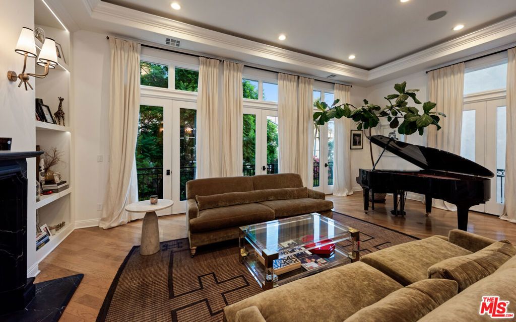 Photo of 123 Channel Pointe Mall, Marina Del Rey, CA 90292 (MLS # 26657701)