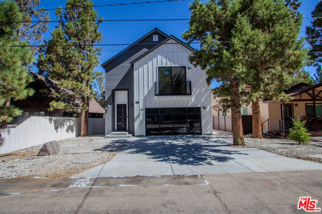 305 E Angeles Boulevard
