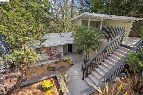 Photo of 7101 Pinehaven Rd RD, Oakland, CA 94611 (MLS # 41149334)