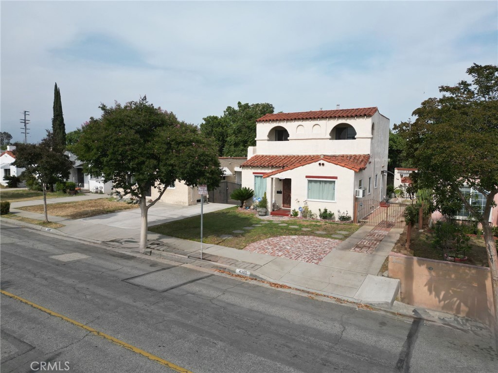 Main image without alt text