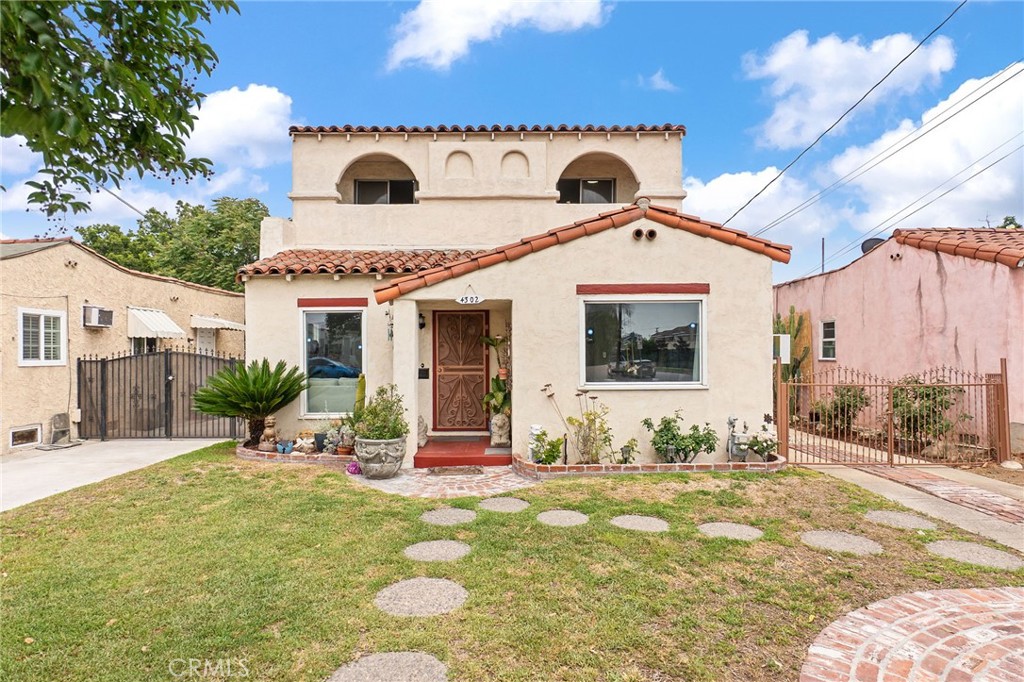 Main image without alt text