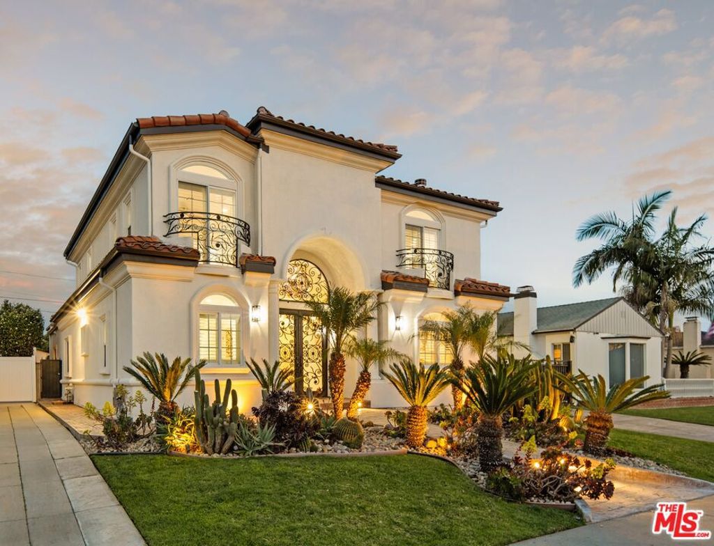 Photo of 7912 Croydon Avenue, Los Angeles, CA 90045 (MLS # 25630683)