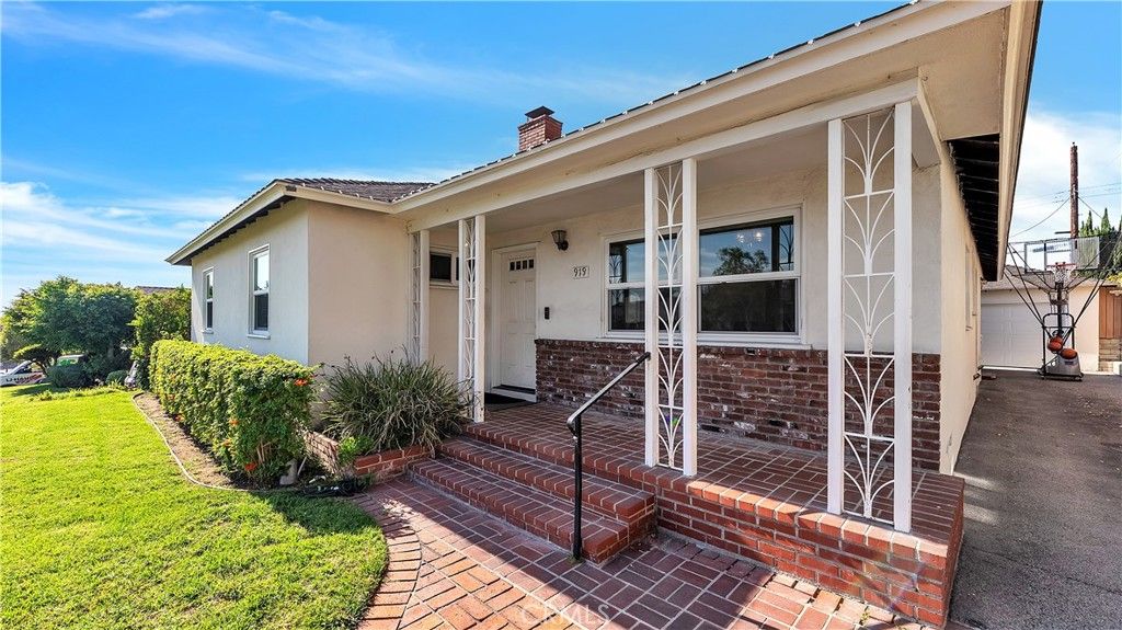 Photo of 919 E Delaware Road, Burbank, CA 91504 (MLS # BB25253075)