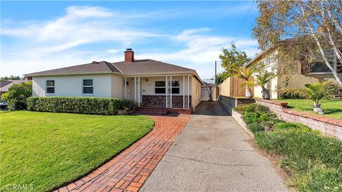 Photo of 919 E Delaware Road, Burbank, CA 91504 (MLS # BB25253075)