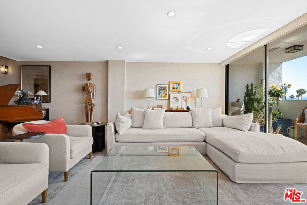 321 N Oakhurst Drive 601