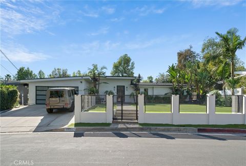 Photo of 5631 Wilhelmina Avenue, Woodland Hills, CA 91367 (MLS # SR25272186)