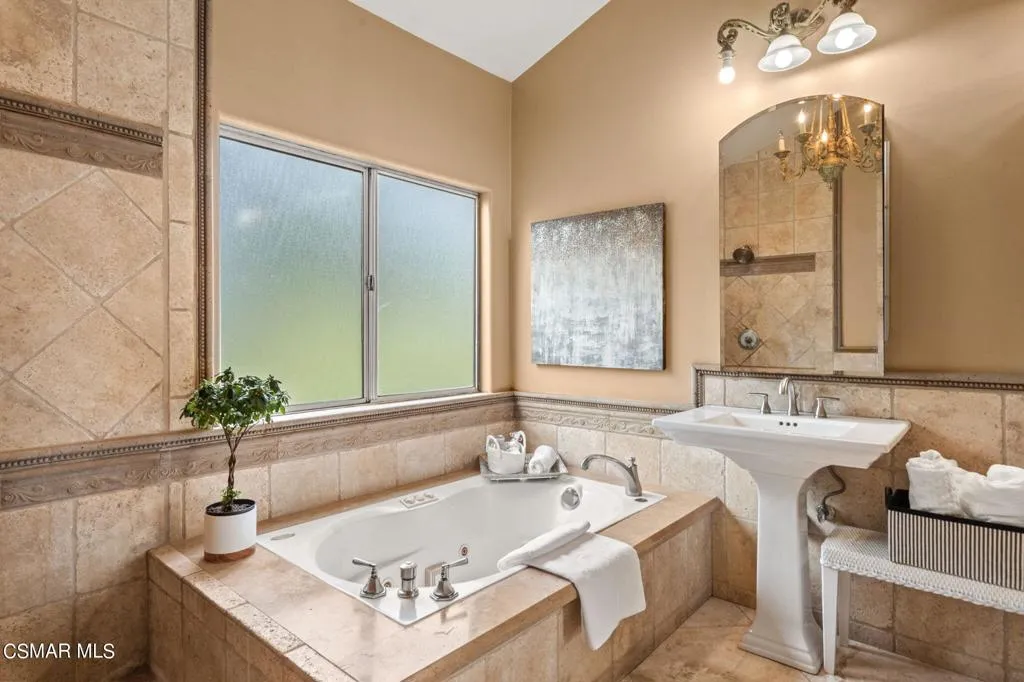 Ventura, California 93001, United States, 3 Bedrooms Bedrooms, ,3 BathroomsBathrooms,Residential,Active,57274