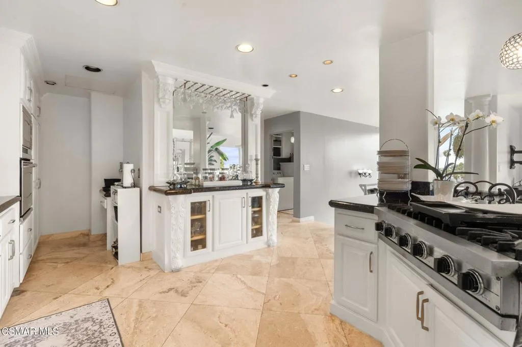 Ventura, California 93001, United States, 3 Bedrooms Bedrooms, ,3 BathroomsBathrooms,Residential,Active,57274