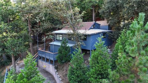 Photo of 757 N Village Lane N, Crestline, CA 92325 (MLS # CV25224272)