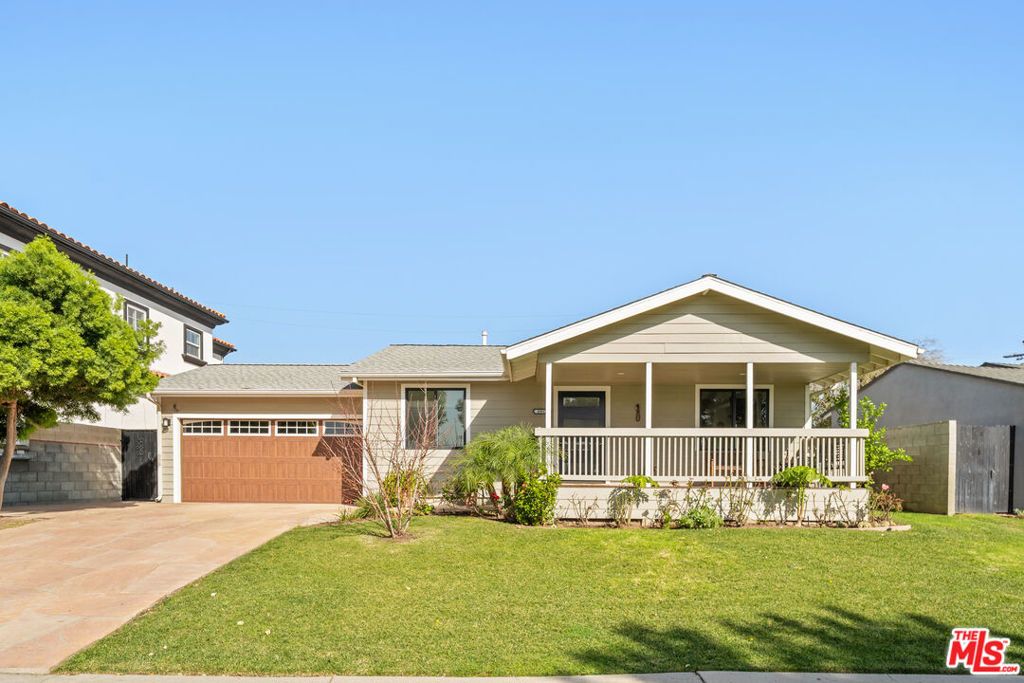 Photo of 8912 Yorktown Avenue, Los Angeles, CA 90045 (MLS # 26637855)