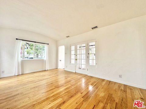 Photo of 1452 S Wooster St, Los Angeles, CA 90035 (MLS # 25506981) Photo of 1452 S Wooster St, Los Angeles, CA 90035 (MLS # 25506981)