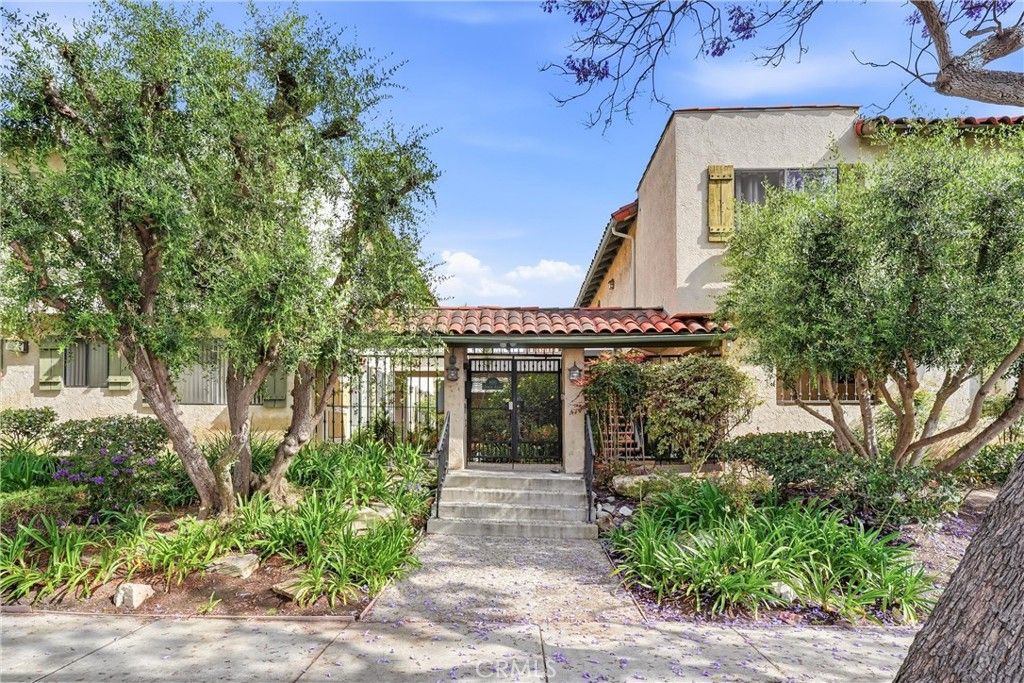 Photo of 800 Termino Avenue #5, Long Beach, CA 90804 (MLS # DW26060777)