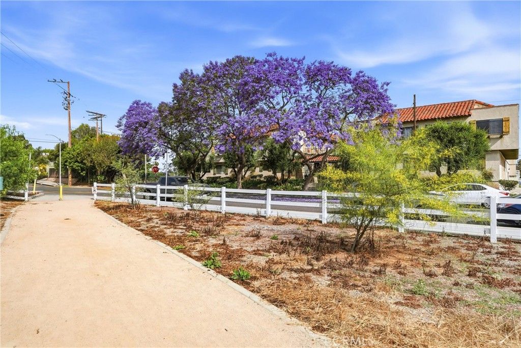 Photo of 800 Termino Avenue #5, Long Beach, CA 90804 (MLS # DW26060777)