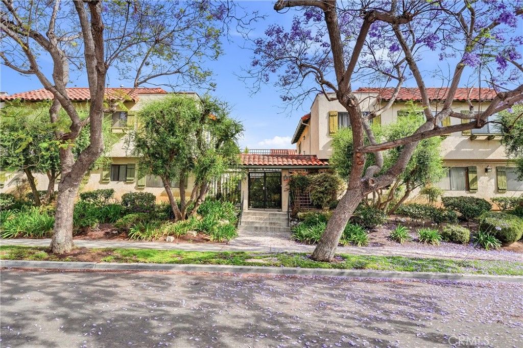 Photo of 800 Termino Avenue #5, Long Beach, CA 90804 (MLS # DW26060777)
