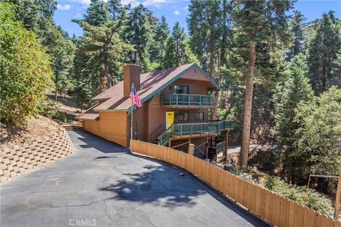 Photo of 899 Blueridge Drive, Lake Arrowhead, CA 92385 (MLS # IV26110920)