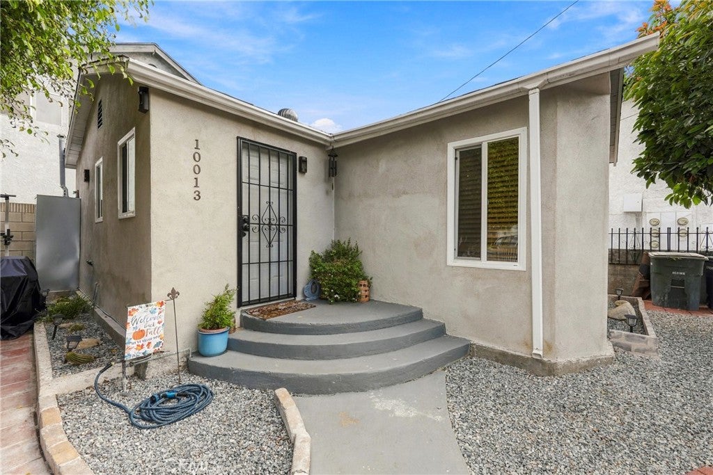 10013 Flora Vista