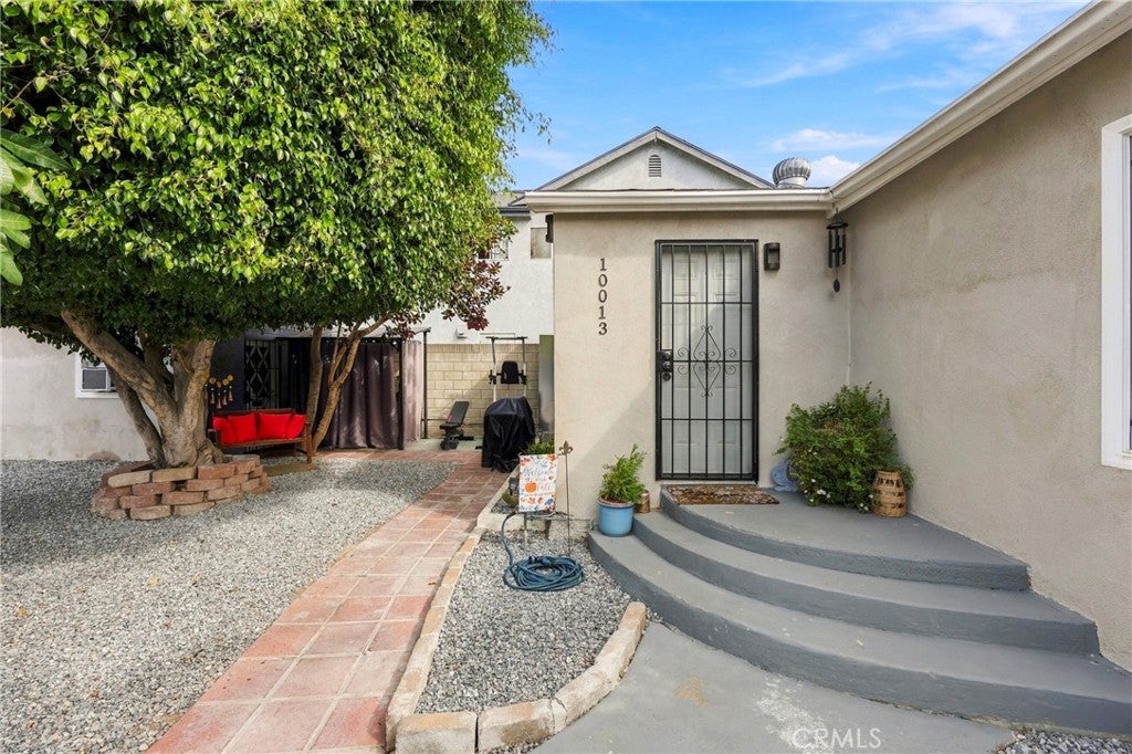 10013 Flora Vista