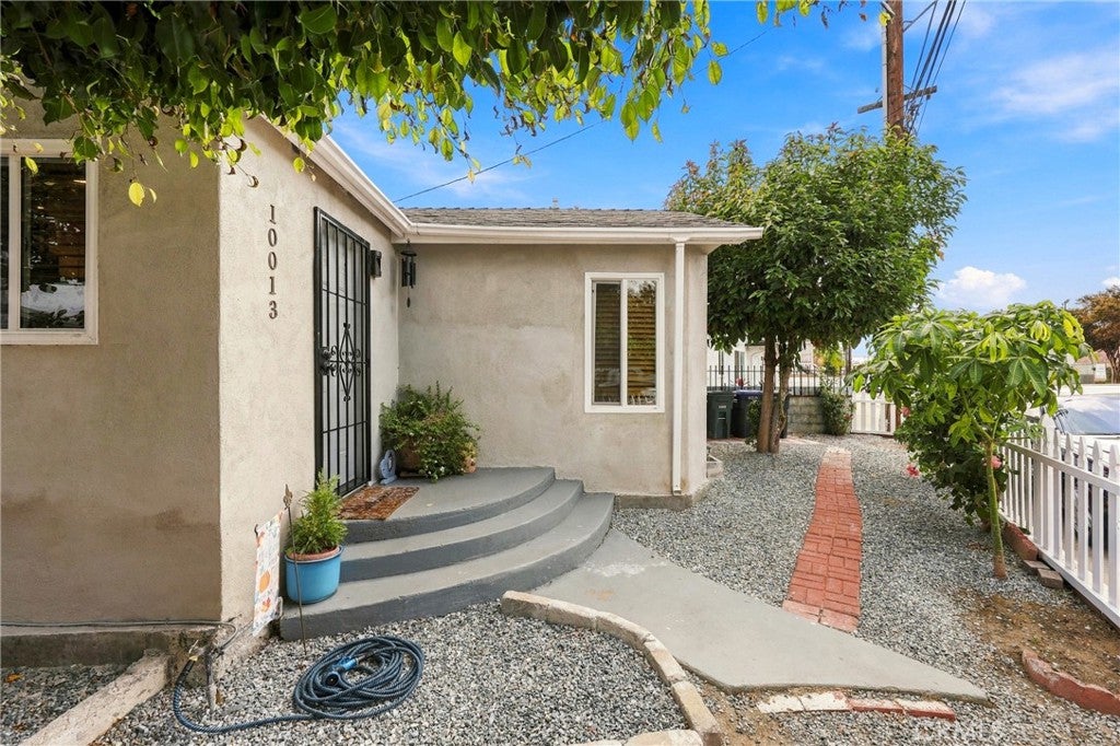 10013 Flora Vista