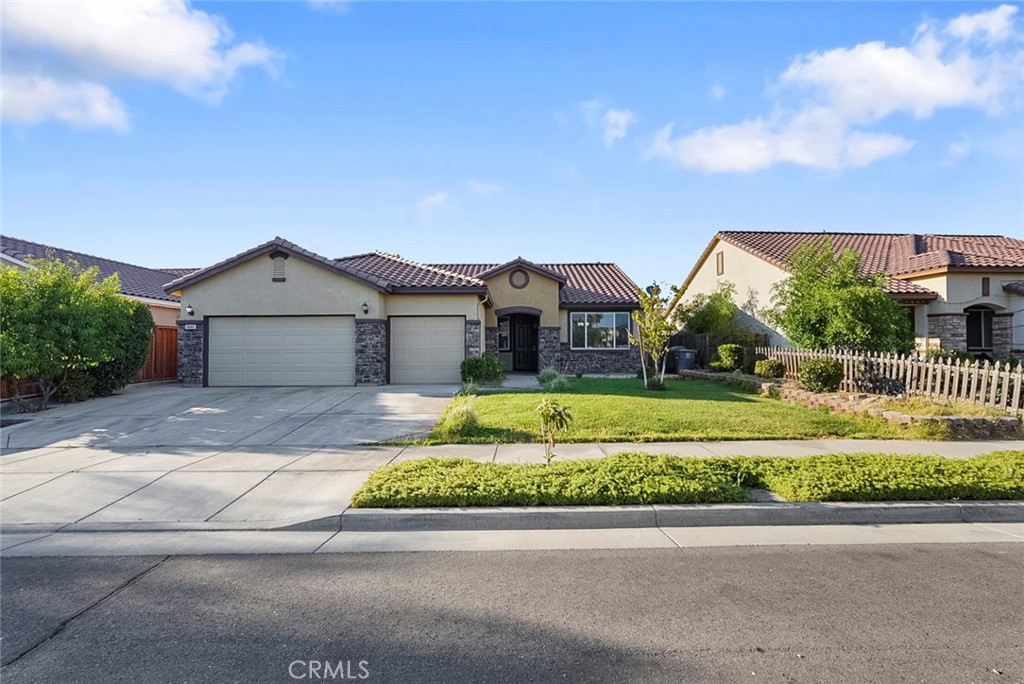 This spacious 4-bedroom, 2-bath residence combines modern upgrades with everyday comfort. Enjoy stylish granite countertops in the kitchen and the convenience of a tankless water heater for efficient living. Ideally situated near Grassland Elementary and Los Banos Junior High, with easy access to Highway 165, this home offers a prime location!