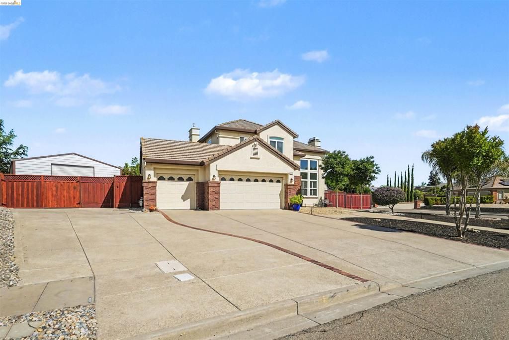 Photo of 2752 Placer Dr, Oakley, CA 94561 (MLS # 41130426)