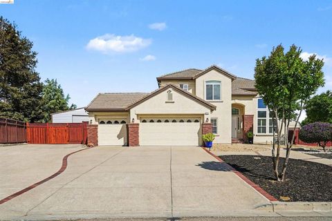 Photo of 2752 Placer Dr, Oakley, CA 94561 (MLS # 41130426)