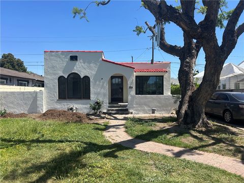 Photo of 1019 S Hickory St, Santa Ana, CA 92701 (MLS # CV26074994)